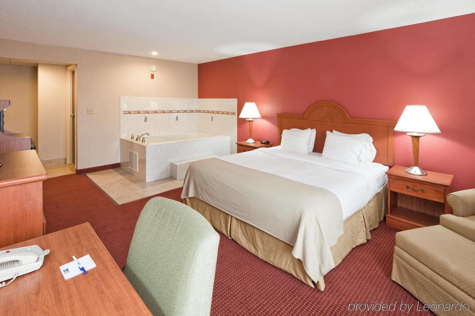 Quality Inn & Suites Lawrenceburg Exterior photo